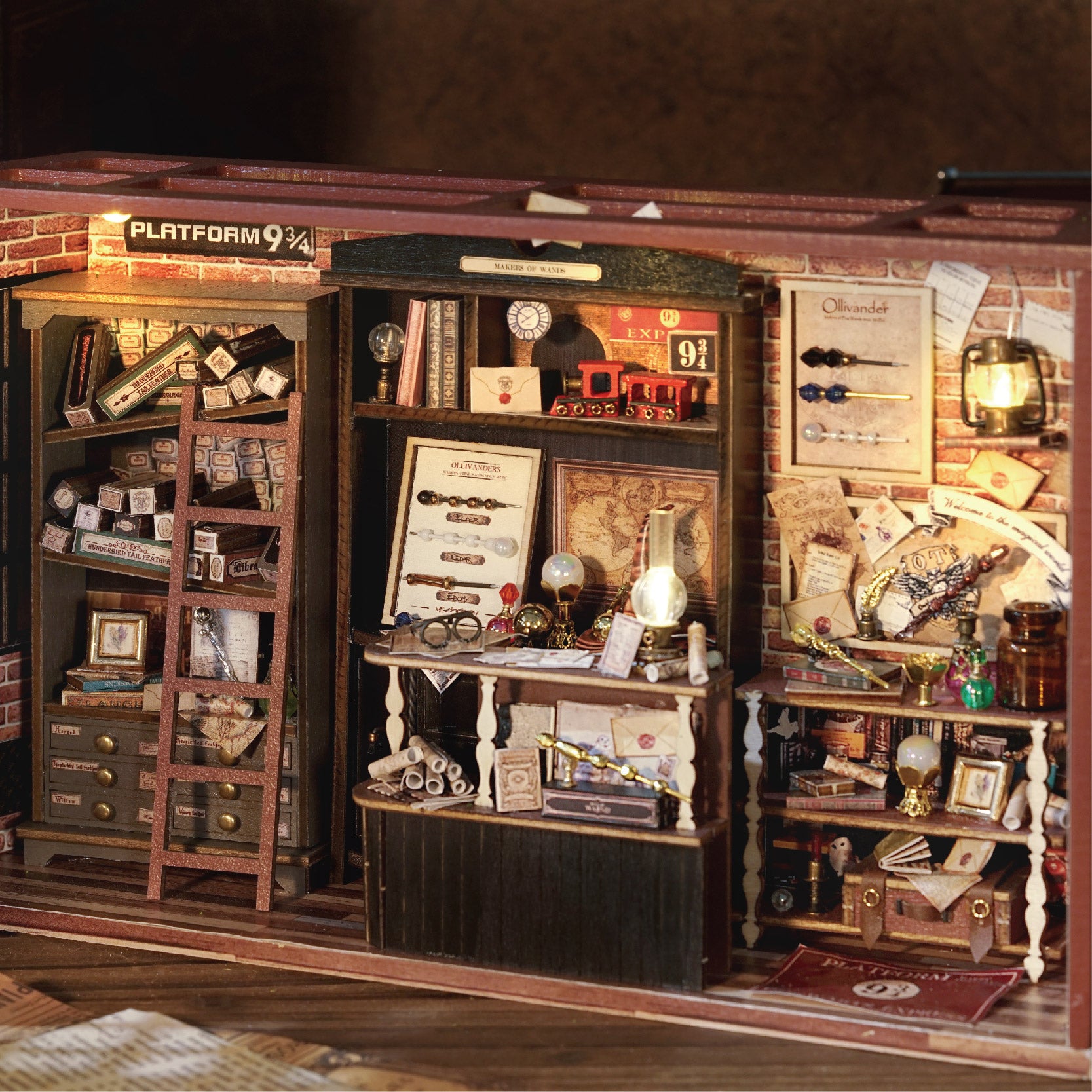 CUTEBEE 1: 24 DIY Dollhouse Kit（Magic Shop）