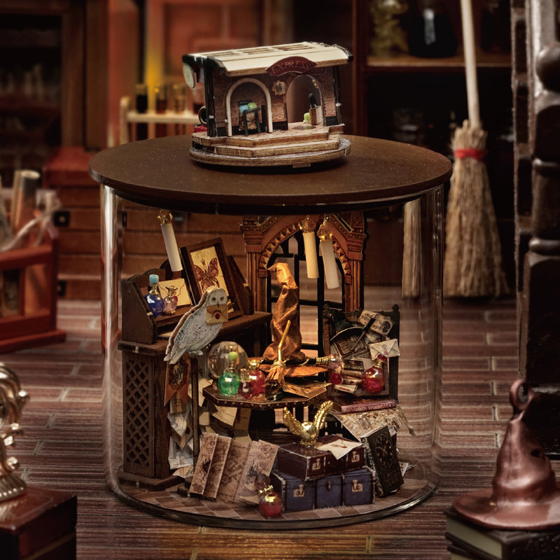 CUTEBEE 1: 24 DIY Dollhouse Kit（Magic World）