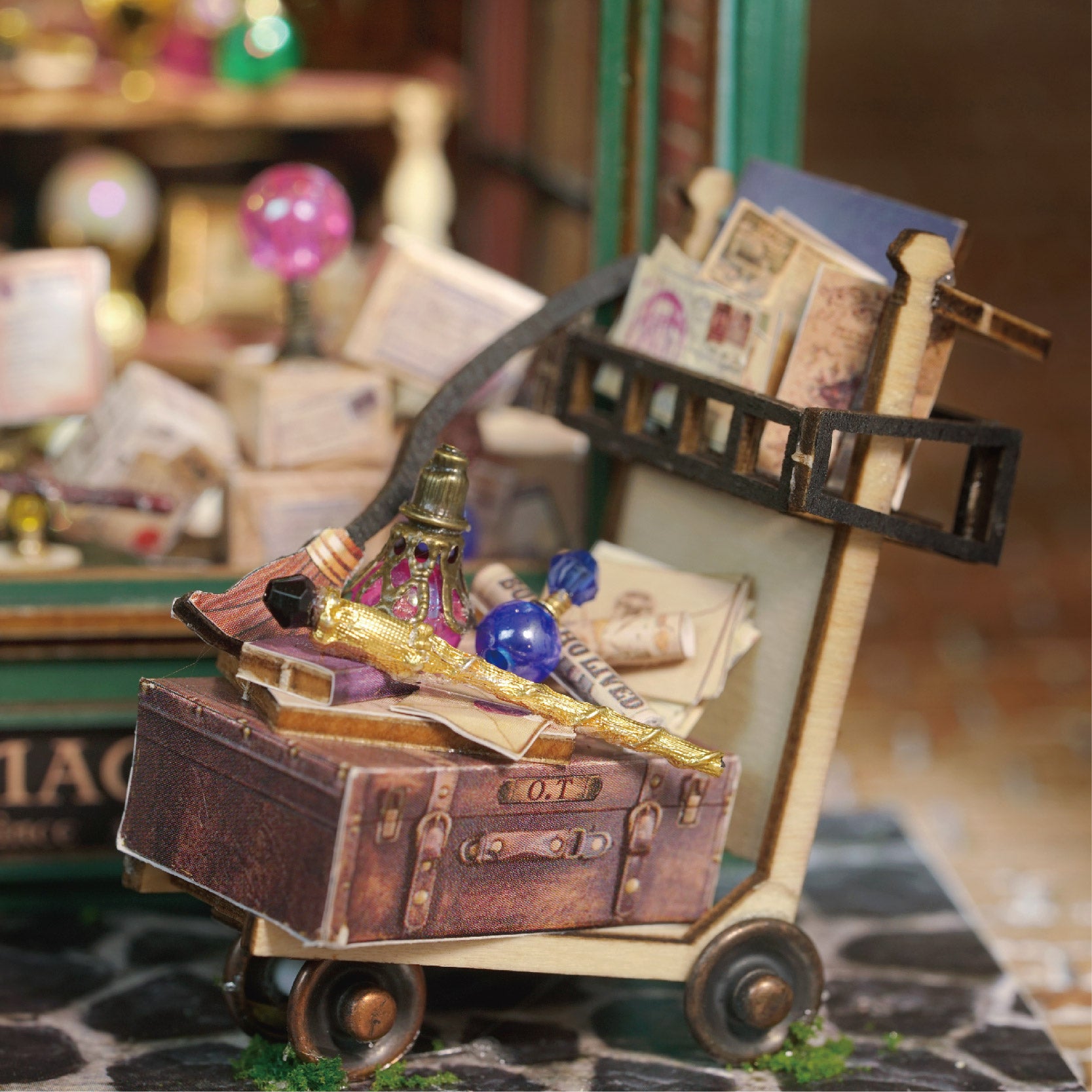 CUTEBEE 1: 24 DIY Dollhouse Kit（Magic Shop）