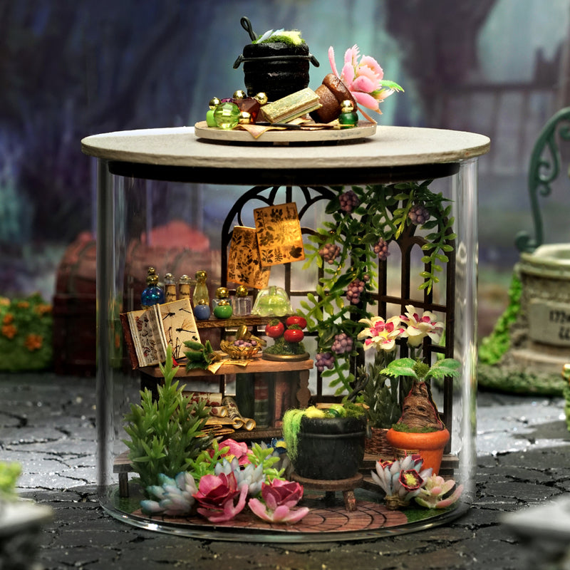 CUTEBEE 1: 24 DIY Dollhouse Kit（Magic World）